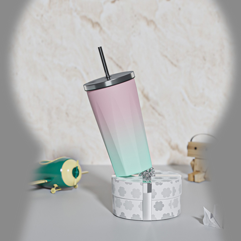 detail of 20oz Reusable easy grip insulated travel tumbler with lid and straw